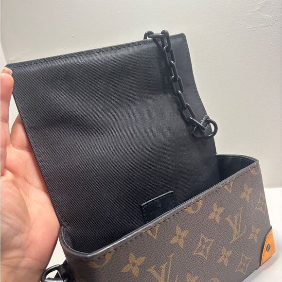 Louis Vuitton Wearable Wallet - Picture 8 of 11